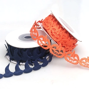 Dettaglio di nastri decorativi per Halloween con zucca arancione e cappello da strega blu