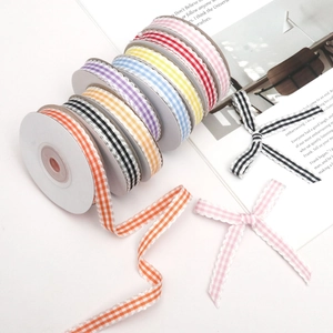 Dettaglio di nastri a scacchi da 1cm in colori pastello con bordi arricciati per DIY