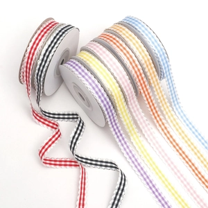 Dettaglio di nastri vichy colorati con bordi smerlati per fai da te e accessori per capelli