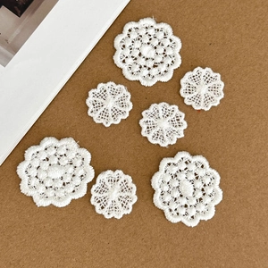 Lot de 7 appliques florales en dentelle de coton blanc de tailles variées pour couture