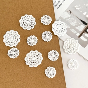 Détails de petites fleurs en dentelle blanche crochetée avec broderie de coton