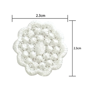 Vue macro d'une applique fleur crochetée blanche de 2,3 cm avec broderie pour vêtements