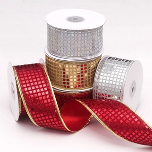 Dettaglio di nastri di raso con paillettes quadrate e bordo metallico rifinito in oro e argento