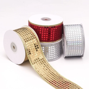 Nastri metallizzati con paillettes quadrate in oro, rosso e argento per regali festivi