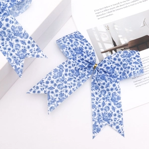 Fiocco a motivo floreale blu con chiusura in metallo dorato per decorare regali