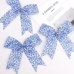 Set di tre fiocchi in tessuto floreale blu con fermagli dorati per confezioni regalo DIY