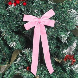 Rosa Samtschleife am Weihnachtsbaum als festliches Zubehör für Geschenkbox Dekoration