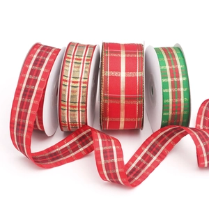 Vier Rollen Weihnachtsband mit Karomuster in Rot und Grün für Geschenkverpackungen