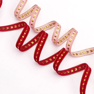 Cintas de terciopelo rojas y rosas con patrones de corazones dorados para regalos