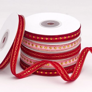Detalle de cintas de terciopelo rojo y rosa con bordados dorados para envolver regalos