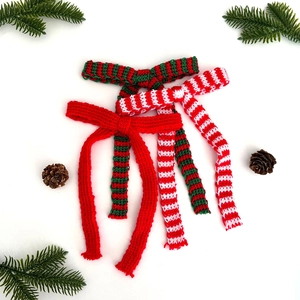 Tres lazos de punto navideños con borlas para envolver regalos y decoración DIY