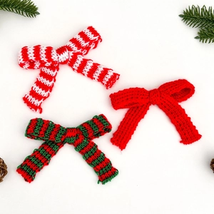Set de tres lazos de punto festivos en rojo, verde y blanco para decoraciones navideñas