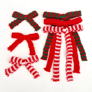 Lazos de punto navideños hechos a mano en rojo y verde para envolver regalos
