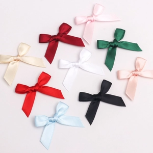 Détail de nœuds en ruban satin colorés pour la décoration de vêtements et cadeaux DIY