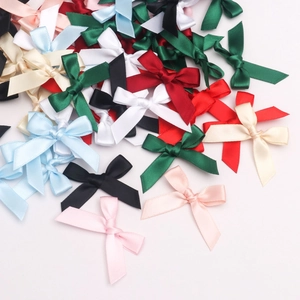 Gros plan de nœuds en satin de 1cm en polyester coloré pour décoration cadeau DIY