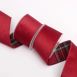 Dettaglio di nastro di velluto rosso con retro scozzese per confezioni regalo di Natale