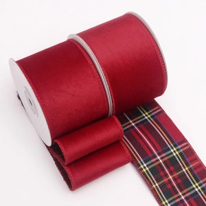 Nastri di velluto rosso e tessuto scozzese per confezioni regalo e artigianato