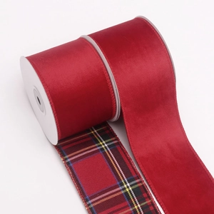 Nastri decorativi in velluto rosso e tartan con bordi metallici per confezioni regalo di festa