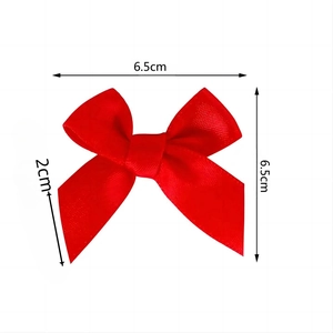 Lazo de satén rojo con dimensiones de 6,5 cm por 6,5 cm sobre un fondo blanco puro