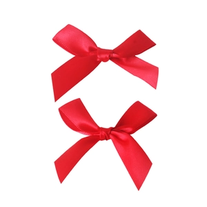 Dos lazos de cinta de raso rojos hechos a mano para envolver regalos y manualidades