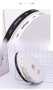 Nahaufnahme von schwarz-weißem Ripsband mit aufgedrucktem derbyque seoul Logo