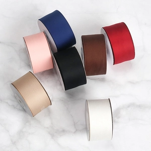 Rubans de satin en coton multicolores sur bobines blanches avec fond en marbre chic