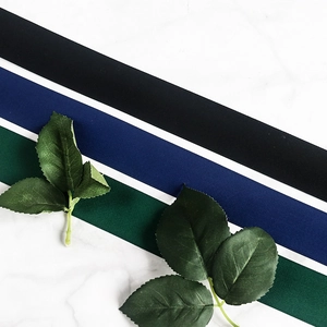 Détail de rubans en polyester mat noir, bleu marine et vert forêt pour cadeaux DIY