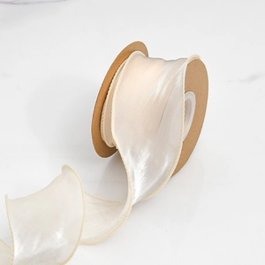 Gros plan du ruban organza beige transparent avec bords cousus pour l'emballage
