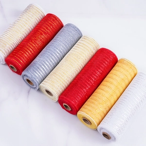 Primo piano di rotoli di rete decorativa in sette colori per confezioni floreali fai-da-te