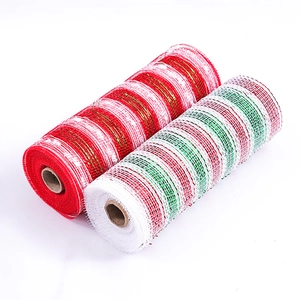 Dettaglio di rotoli di rete deco a righe rosse e verdi con fili metallici per ghirlande