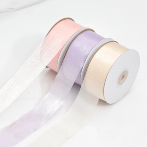 Transparente Organzaband-Rollen in Rosa, Lila und Creme für elegante Geschenkverpackungen