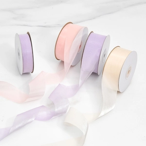 Organzaband in Macaron-Farben auf Rollen für Geschenkverpackungen und Dekorationen