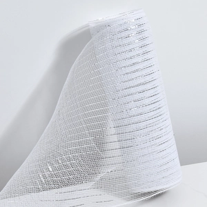 Rouleau de filet décoratif blanc avec fils métalliques argentés pour emballage de Noël