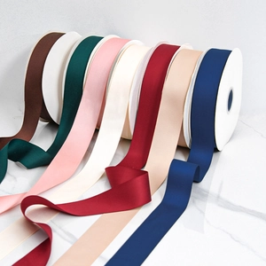Plusieurs couleurs de rubans en satin mat pour emballage cadeau et bricolage sur marbre