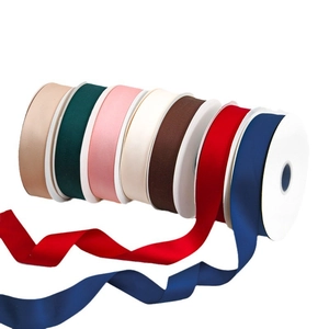 Ensemble de sept rubans de satin mats colorés pour l'emballage de cadeaux et DIY