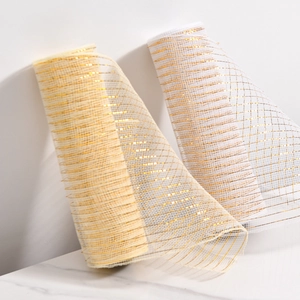 Detailopname van decoratief poly deco mesh lint met gouden metaaldraad in wit en champagne