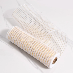 Witte en gouden poly deco mesh rollen met metallic foliestrepen voor feestelijke decoratie