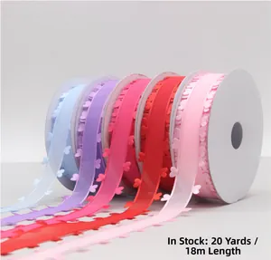 Détail de rubans colorés de 2,5 cm avec bords en cœur pour l'emballage de cadeaux divers