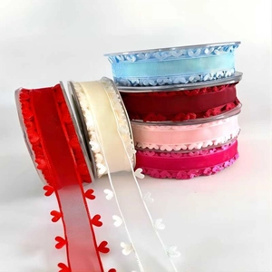 Vue détaillée de rubans en dentelle cœur transparents de 2,5 cm pour la décoration de cadeaux