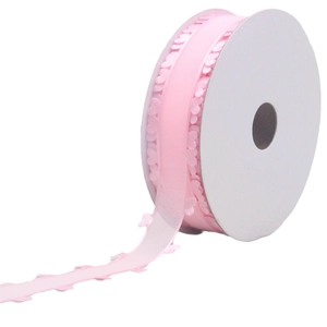 Ruban rose à bordure cœur pour emballage cadeau et loisirs créatifs sur rouleau