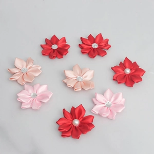 Dettaglio di fiori di rose in nastro di raso da 4 cm con perle e strass per decorazioni