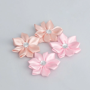 Dettaglio di fiori di rosa in nastro di raso da 4 cm con centro in strass lucido set di 4