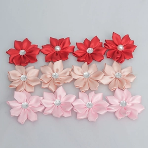 Set di 12 fiori di rosa in raso fatti a mano con perle per accessori per capelli e decori