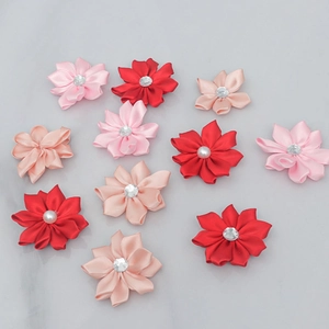 Rose in tessuto di raso da 4cm fatte a mano con perla per accessori fai-da-te e capelli