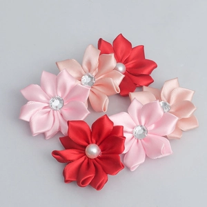Rose in tessuto di raso da 4cm fatte a mano con perle per accessori capelli fai-da-te