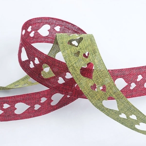 2,5 cm Leinenband in Rot und Grün mit herzförmigen Aussparungen für DIY Geschenkverpackungen