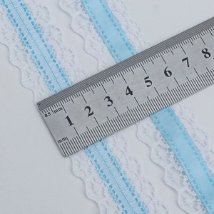 Dentelle brodée blanche avec ruban bleu clair pour couture DIY et décoration 2.5cm