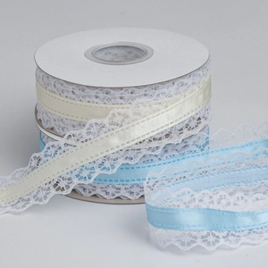 Détail de rubans de dentelle bicolores crème et bleu clair avec une texture satinée