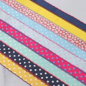 Polka-Dot- und einfarbige Ripsbänder mit Wellenkante für DIY-Bastelarbeiten und Schleifen