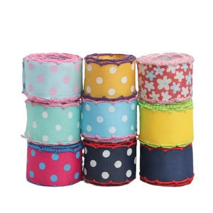 Neun Rollen farbenfrohe Polka-Dot und florale Ripsbänder mit gehäkelter Wellenkante
